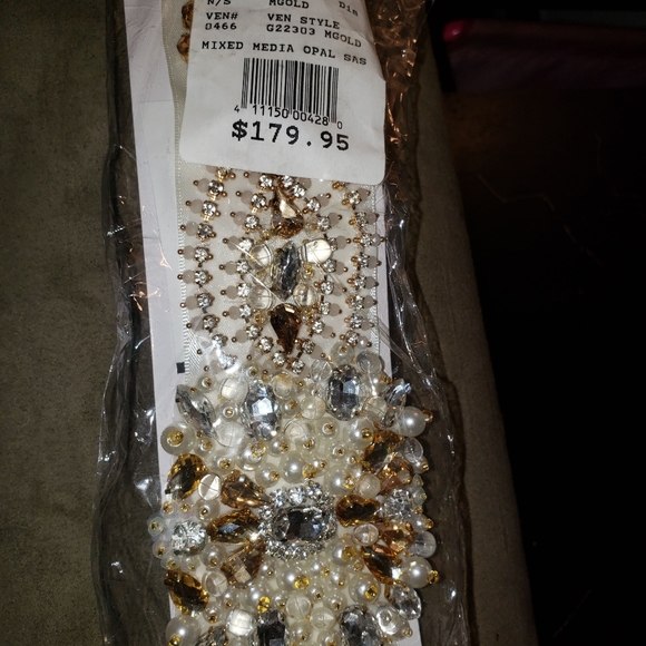 Wedding dress - Picture 2 of 8